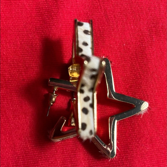 New never worn Star shaped earrings with leopard print around the edges - Picture 1 of 3